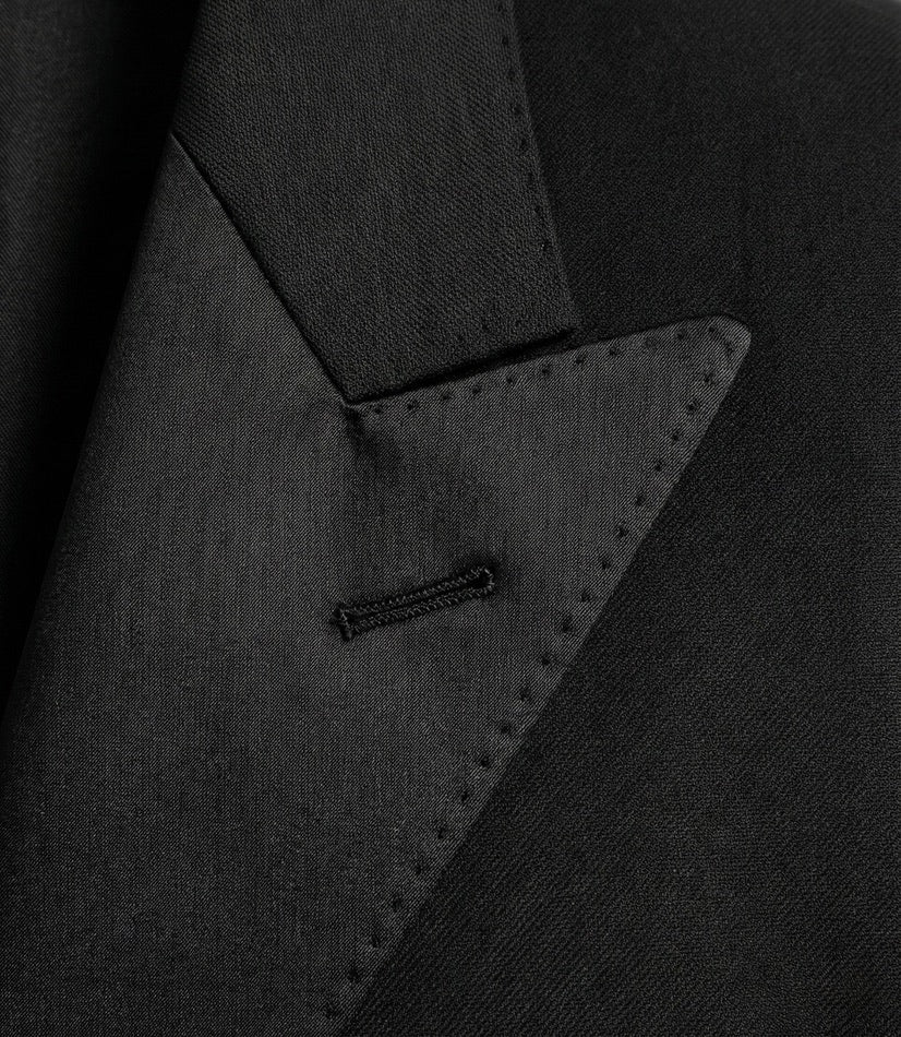 Zane Barläs Black Manhattan Tuxedo, peak lapel detail close-up men tuxedo
